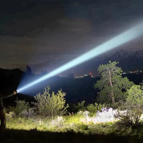 Sada Běžné Baterkové Svítilny s Německým Laserem + Krabice + Další Baterie ZDARMA – TitanLux™