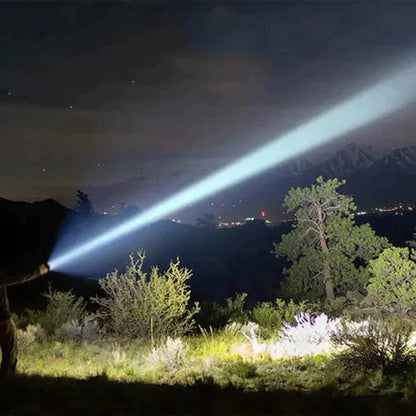 Sada Běžné Baterkové Svítilny s Německým Laserem + Krabice + Další Baterie ZDARMA – TitanLux™